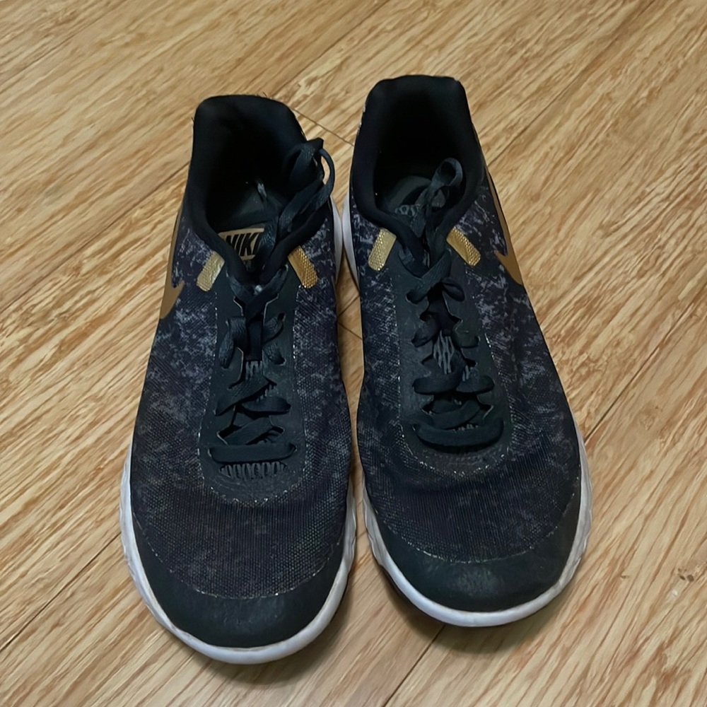 Tennis shoes